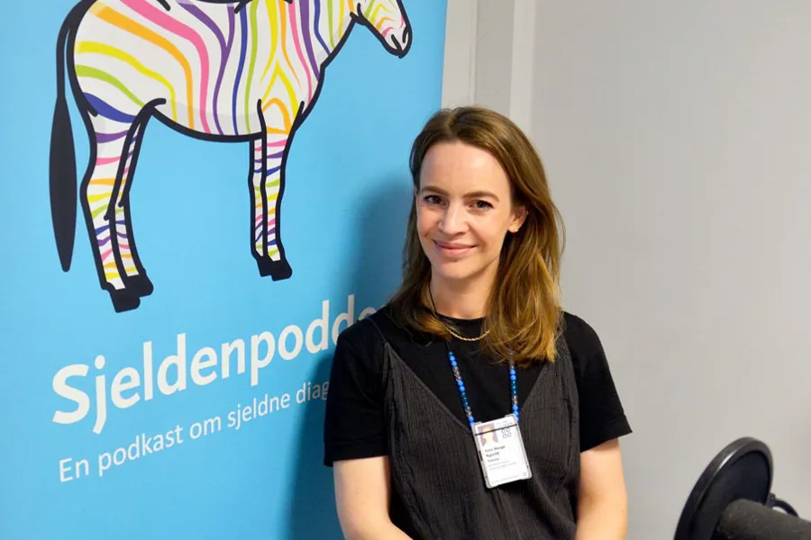 En person som står foran et skilt
